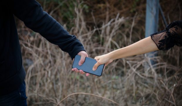 Un hoț i-a furat telefonul unei tinere în timp ce filma un TikTok, dar nu avea idee ce urma să se întâmple: „La început am crezut că e o farsă”