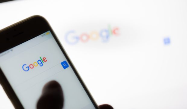 Nu căuta aceste lucruri pe Google: cele 4 căutări care te fac o țintă pentru hackeri