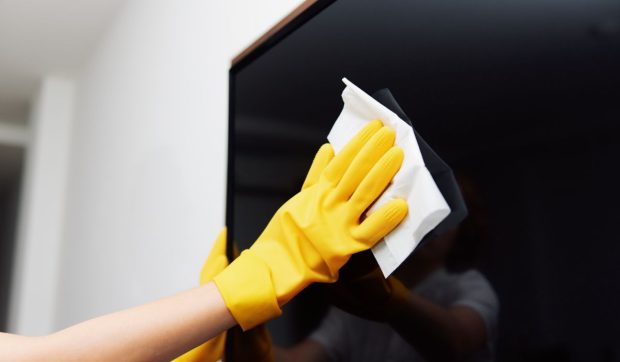 Toată lumea curăță ecranul televizorului în mod greșit – acest obiect de bucătărie vă oferă un ecran perfect curat în 30 de secunde