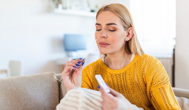 De ce e bine să ai în casă teste rapide pentru gripe, COVID și antivirale. Explicații de la medic și farmacist