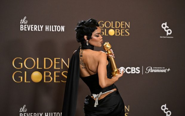 Imagine Stire Teyana Taylor, într-o rochie cu posteriorul la vedere la Globurile de Aur 2026. Motivul pentru care a avut ochii în lacrimi pe scenă | 2review.ro