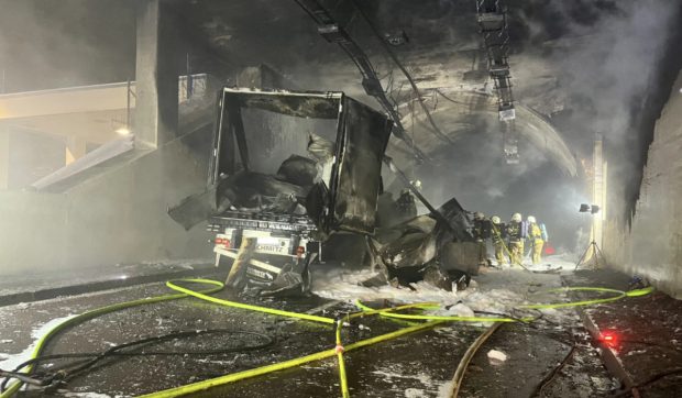 Un șofer român de TIR a pierdut controlul volanului într-un tunel din Austria: camionul a ars complet în urma incendiului izbucnit