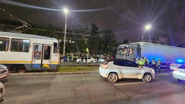 Un șofer de TIR din Turcia a blocat mai multe linii de tramvai din București, din cauza GPS-ului