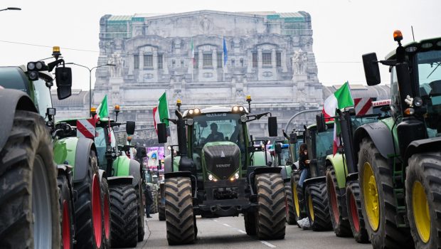 Uniunea Europeană dă undă verde acordului de liber-schimb cu Mercosur, fără Franţa. Tractoare blochează Podul Europei și traficul în Milano, în timp ce fermierii protestează în Polonia