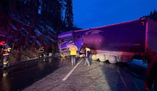 O femeie a blocat un TIR de-a latul şoselei și a oprit de tot circulația de pe DN17 din Suceava