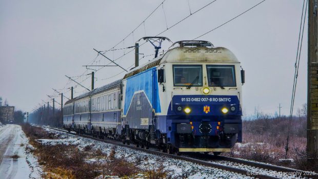 O locomotivă modernizată prin PNRR s-a stricat, iar trenul a întârziat 10 ore. Locomotiva trimisă în ajutor s-a stricat și ea