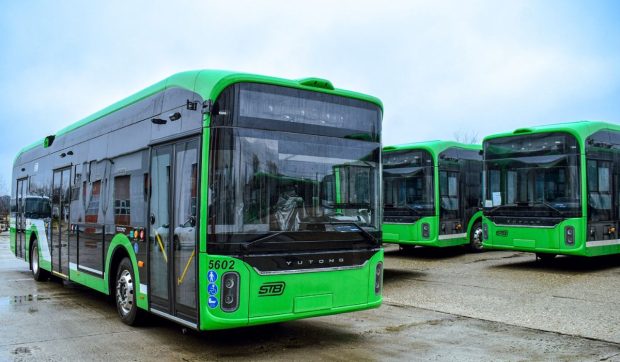 Primăria Bucureștiului a primit 22 de troleibuze cu autonomie „Yutong” cumpărate prin PNRR: „Pot circula fără alimentare la rețeaua electrică pe o distanță de minimum 20 km”