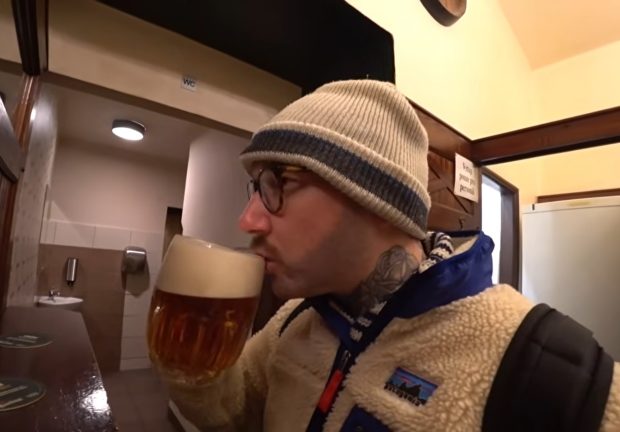 Un turist a plătit 51 de euro ca să zboare 1.600 de kilometri și să ajungă într-un oraș european unde berea costă doar un euro