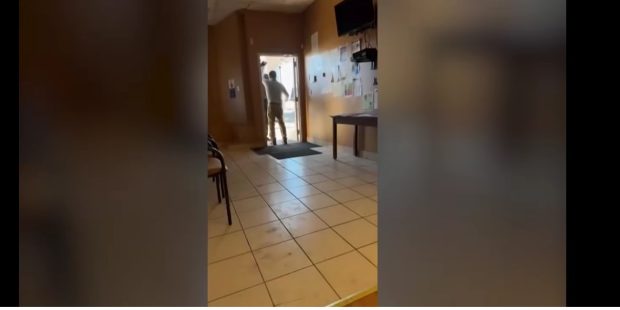 Ecuadorul acuză că un agent ICE a încercat să intre în consulatul său din Minneapolis: „Să nu se mai repete”