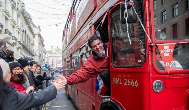 Un șofer de autobuz a fost dat afară după ce a prins un hoț de bijuterii și l-a lăsat inconștient cu un singur pumn, în Londra