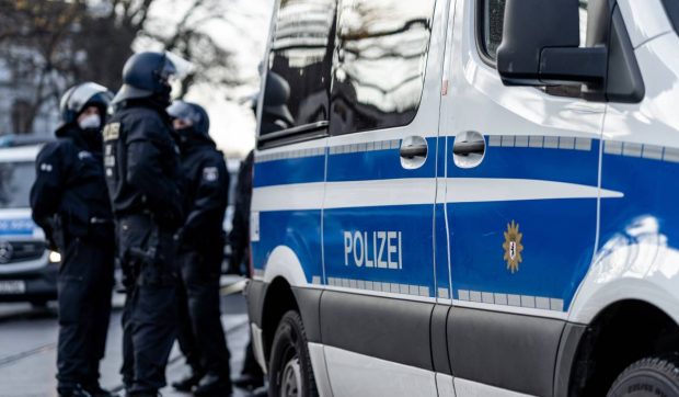Două găleți verzi într-un autocar românesc au alertat poliția germană: „Amestecul este atât de dens, încât nu putem vedea dacă este ceva ascuns înăuntru”