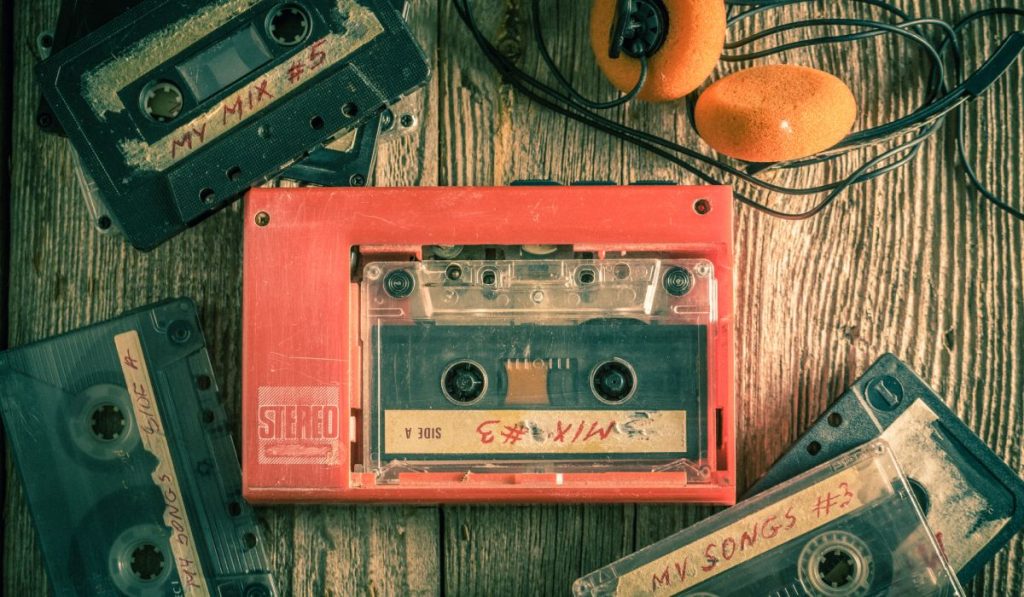 Comorile uitate ale muzicii: cât valorează casetele rare din trecut? 1 walkman rosu casete audio muzica