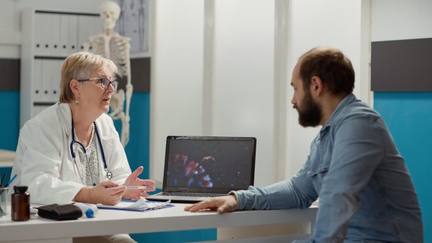 „Am primit analizele și m-am speriat”. Ce fac românii când nu înțeleg rezultatele medicale