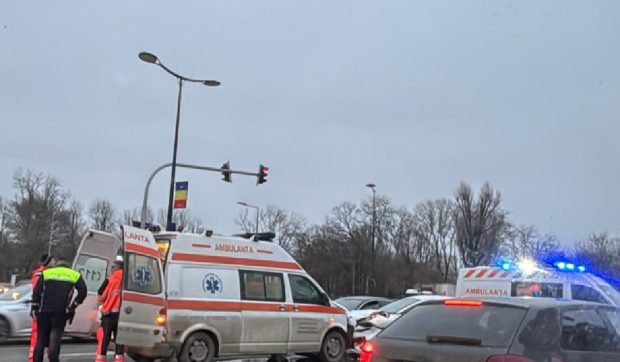 O ambulanță aflată în misiune la Constanța, care ducea un pacient la spital, a fost implicată într-un accident