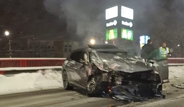 Un șofer a pierdut controlul volanului, a intrat pe contrasens și a lovit în plin un autobuz, în Ploiești. O femeie a ajuns la spital
