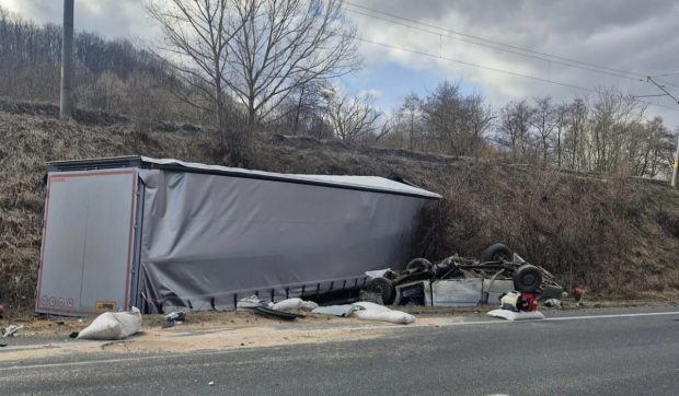 Un tată de 58 de ani și cei doi copii ai săi au murit pe loc în accidentul grav de pe DN6, în Caraș-Severin