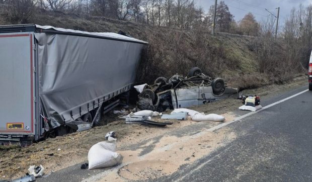 Un microbuz a fost zdrobit de un TIR, într-un accident grav pe DN6, la Domașnea: trei morți și un rănit