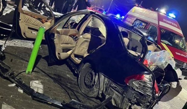 Un șofer turc a intrat cu peste 100km/h într-un sens giratoriu din Ilfov, a sărit peste el și a aterizat pe o clădire