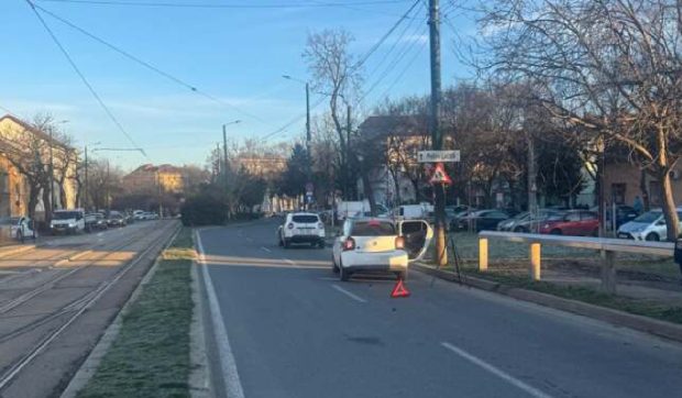 În Timișoara, un copil și un bărbat au fost spulberați de o mașină chiar pe trecerea de pietoni. Băiatul este în comă