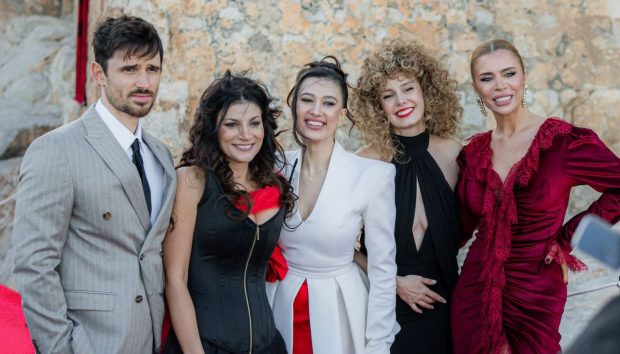 Filmul româno-spaniol „Acel martie”, gală spectaculoasă de lansare în Spania la Castelul Peniscola. Esther Acebo, Luke Roberts, Ioana Ginghină și Iuliana Pepene au pășit pe covorul roșu