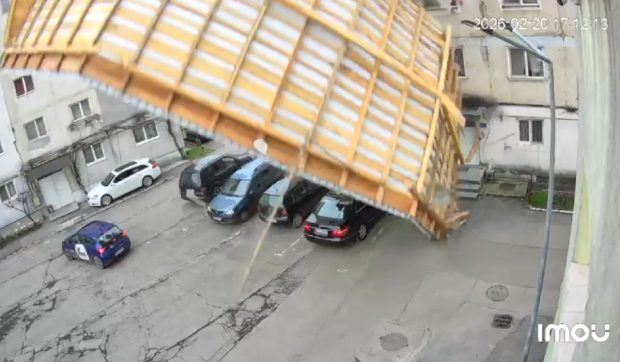 Acoperiș smuls de vânt de două ori în doi ani și prăbușit peste mașinile parcate, în Bistrița. Momentul a fost filmat