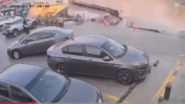 Momentul dramatic când o benzinărie este înghițită de un crater uriaș de 15 metri adâncime: „Apocalipsa la Cairo”