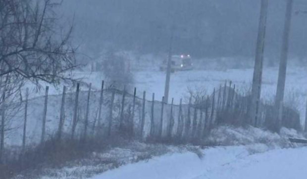 O femeie din Iași a născut o fetiță acasă, după ce ambulanța nu a putut ajunge la ea din cauza zăpezii