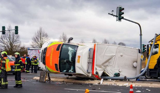 Cum a reușit o șoferiță de Mini să răstoarne o ambulanță și să provoace pagube de 300.000 de euro