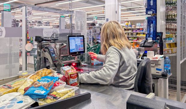 Angajată concediată după 30 de ani de muncă pentru un detergent de nici 3 euro: „Este o umilință”
