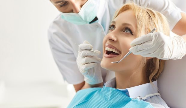 Stomatologia în sistemul de stat în România: 80% dintre români plătesc totul din buzunar. Ce aduce nou programul AP-STOMA