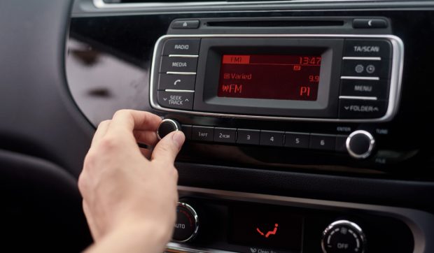 Aparatele radio din mașinile mai vechi de 2020 ar putea înceta să funcționeze curând, într-o țară europeană: „Sfârșitul erei FM”
