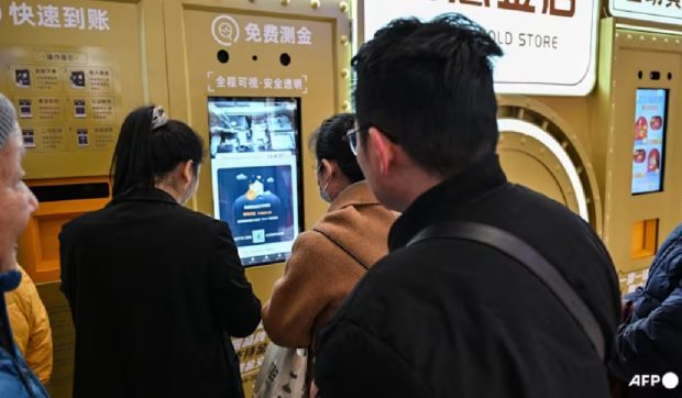 Chinezii stau la coadă să-și vândă bijuteriile moștenite la automatele din malluri