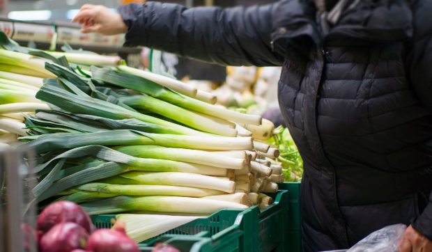 „Mâncați praz!”: de ce Auchan, Carrefour și alte supermarketuri le cer francezilor să cumpere această legumă