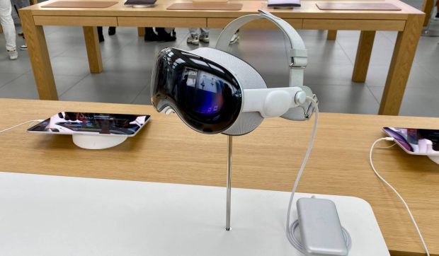 Apple vrea să lanseze ochelari smart, pandantiv cu AI și AirPods cu camere integrate: care este următorul pariu al companiei americane