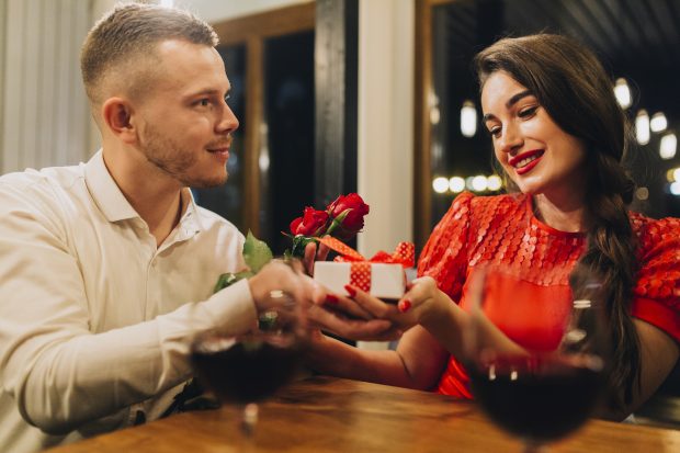 Iubirea costă peste 1.000 de euro și se livrează la fix: cum domină Valentine’s Day România digitală