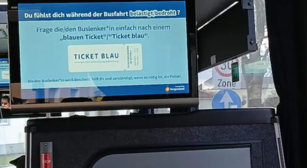 Ce este „biletul albastru”, mesajul afișat în toate autobuzele dintr-un land din Austria: „O metodă discretă de a atrage atenția”
