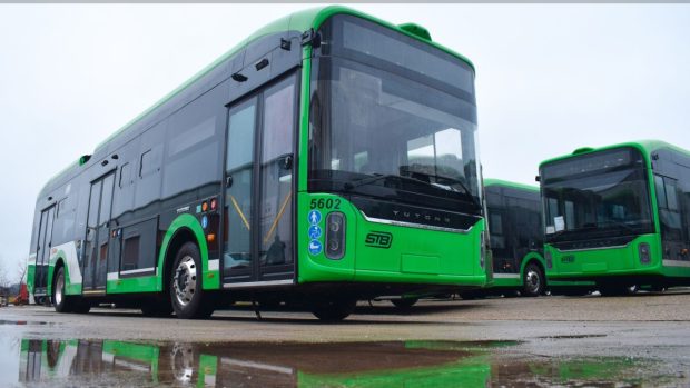 Primul troleibuz electric chinezesc care circulă în București. Câte astfel de unități vrea Capitala