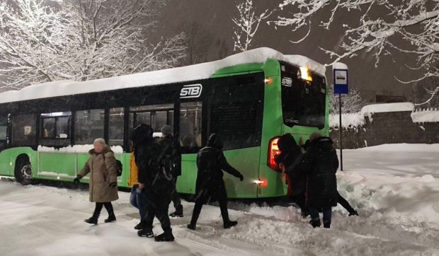 Ce a lăsat în urmă codul roșu de ninsori în București: pasagerii au împins un autobuz STB împotmolit, la Băneasa