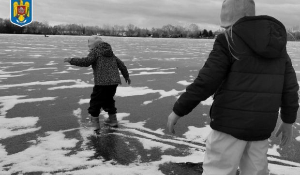 Doi fraţi de nouă şi şase ani din Sibiu au murit după ce au căzut în apa îngheţată a unui pârâu