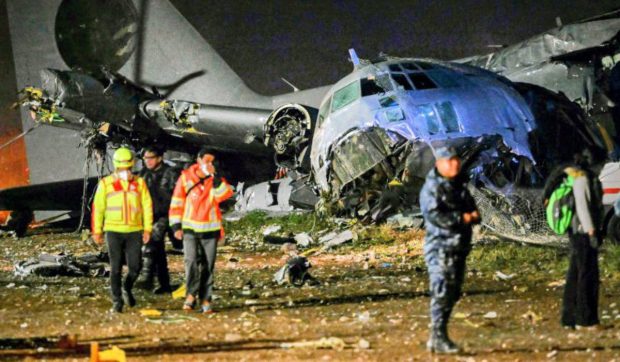 Un avion plin cu bani s-a prăbușit în Bolivia: cel puțin 15 morți, polițiștii au folosit gaze să alunge populația care aduna bancnote