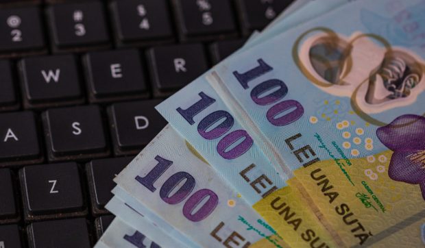 Cele mai ușoare ținte pentru escrocheriile cu bani falși, ascunși printre bancnote reale: vinovații scapă foarte ușor