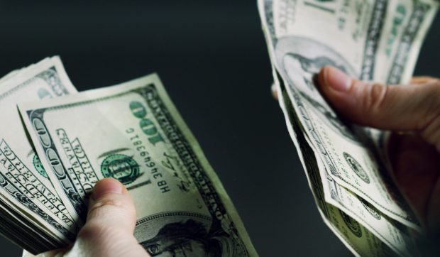 Afaceristă din România, înșelată cu 2.500.000 de dolari de „prințul moștenitor al Dubaiului”. DIICOT anchetează cazul
