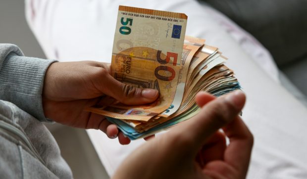 O mamă a mințit 3 ani că fiul ei este bolnav de cancer și a strâns 350.000 de euro: ce pedeapsă riscă