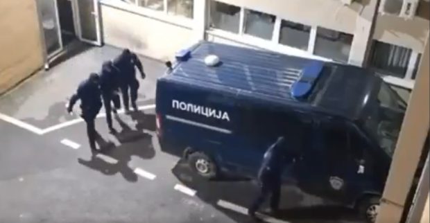 Tentativă de asasinat asupra președintelui Serbiei, Aleksandar Vucici, și a familiei sale. Doi suspecți au fost arestați