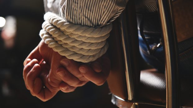 Un pensionar, confundat cu un milionar în criptomonede, a fost răpit și torturat 16 ore, în Franța