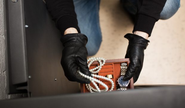 Cuplu de români jefuit în propria casă de un alt român, în Austria: l-au găzduit, dar le-a furat banii și bijuteriile