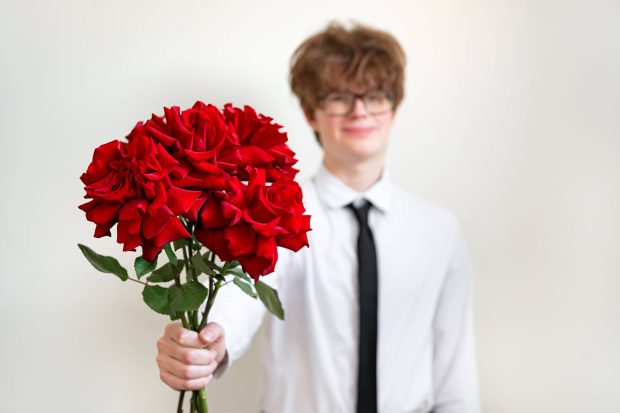 Florile, considerate cel mai sigur cadou, sunt cumpărate mai des de femei. 1 din 3 români spune că le oferă spontan, fără vreo ocazie specială