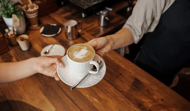 Cafeneaua în care clienții învață limbajul semnelor când comandă un latte: „Cafeaua e doar o scuză, vrem ca oamenii să vorbească”