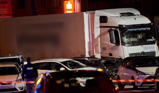 Un șofer de TIR a fost atacat de bărbați mascați și înarmați, care i-au furat camionul cu tot cu încărcătură, pe un drum din Germania