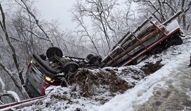 Un camion plin cu lemne s-a răsturnat într-o prăpastie, pe un drum din Sibiu. Momentul, surprins de o cameră de bord